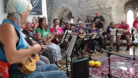 BBC Group picture of the Southampton Ukulele Jam playing together