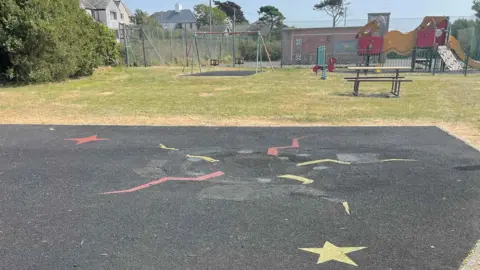 Servicio de Información sobre la Democracia Local: Un espacio vacío en un parque infantil donde antes había columpios y un carrusel.