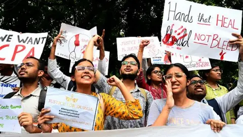 Getty Images Resident doctors shout slogans protesting in front of the Health Ministry in Delhi, demanding justice for the doctor from Kolkata's RG Kar Hospital, on 19 August, 2024 