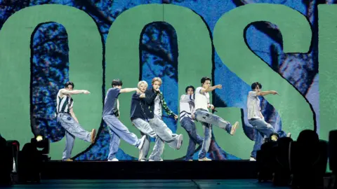A banda Belift Lab K-Pop aprimorou todas usando roupas jeans no palco.