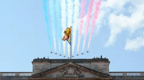 Reuters The Red Arrows fly over Buckingham Palace where a Royal flag flies