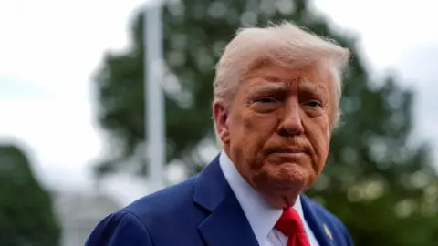 Reuters O presidente dos EUA, Donald Trump, observa enquanto sai da Casa Branca a caminho de Glendale, Arizona