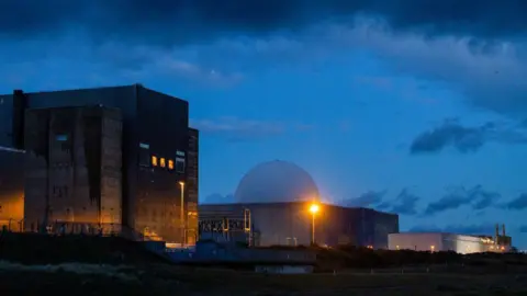 Getty Images Pembangkit listrik tenaga nuklir Sizewell A dan B di Suffolk. Perusahaan utilitas milik negara Perancis, EDF, berencana membangun Sizewell C di lokasi yang sama, namun izin belum diberikan 