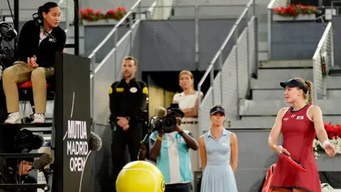 Elena Rybakina talks to the umpire during her win against Zheng Qinwen
