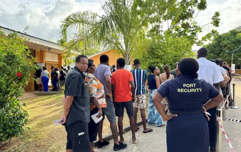 GABRIEL ROBERT-GIRONCELLE / REUTERS People queue up to vote in the presidential election.