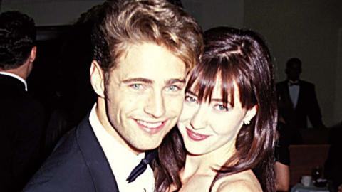 Jason Priestley and Shannen Doherty together smiling in 1991