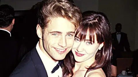 Getty Images Jason Priestley and Shannen Doherty together smiling in 1991