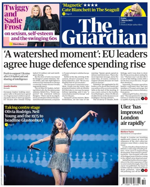 El titular en la página principal de The Guardian dice: "'Un momento cuencado': los líderes de la UE coinciden en un gran aumento del gasto de defensa."