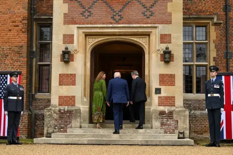 CHRIS J RATCLIFFE/POOL/EPA British Prime Minister Keir Starmer (C-R) and his wife, Victoria Starmer (C-L), welcome US President Donald Trump (C) at Chequers, the country residence of the Prime Minister in Aylesbury