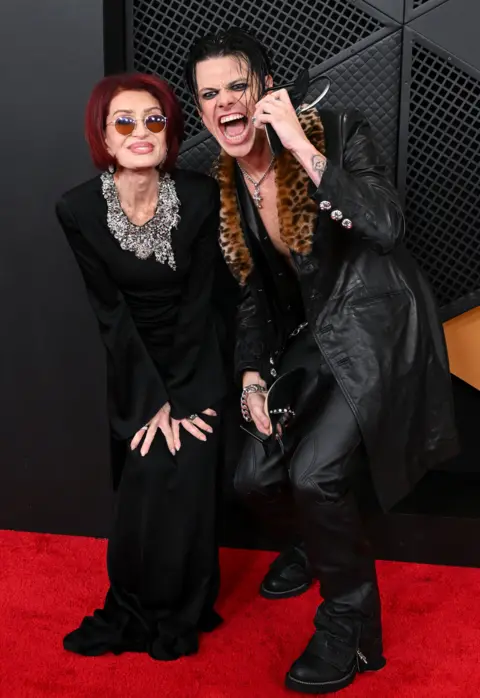 Getty Images Yungblud abrazando a Sharon Osbourne