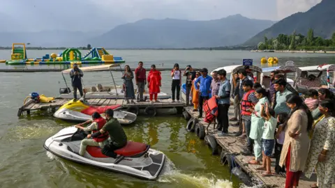 এবিএসআইডি ভান স্কেলিয়া আওয়ালওয়া একটি পরিবারের সদস্যের ভিডিও করে বাইকে চড়েছে