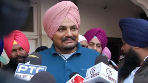 Getty Images Punjabi singer Shubhdeep Singh, alias Sidhu Moose Wala appeared before the Akal Takht, the highest temporal seat of the Sikhs, here and sought an apology for his song that created controversy and backlash from the Sikhs for mentioning woman warrior Mai Bhago on March 5, 2020 in Amritsar, India.