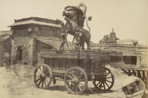 DAG William Henry Pigou Mysore, Idol Car bij Chamondee Temple (Chamundi Temple) Zilveren albumineafdruk van vetvrij papier negatief gemonteerd op kaart, 1856.