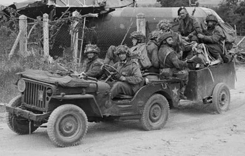 Allied soldiers from Second World War in Jeep