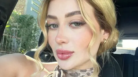 A selfie of Valeria Márquez, with her blond hair styled and makeup done