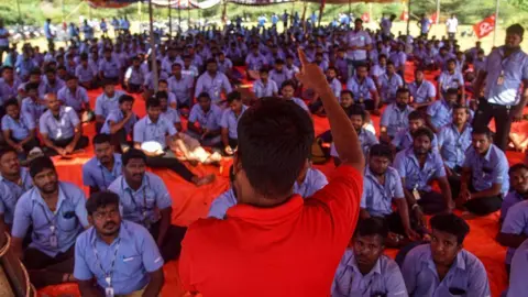 Crédito obligatorio de Reuters: Foto de RAGUL KRUSHAN/EPA-EFE/REX/Shutterstock (14722561j) Un miembro de CITU (Centro de Sindicatos de la India) se dirige a los trabajadores de Samsung India Electronics que participan en una huelga en Chennai, Tamil Nadu, India, el 16 de septiembre de 2024. Según K Shanmugam, un alto oficial de policía, la policía del distrito de Kancheepuram, Tamil Nadu, detuvo a más de 100 trabajadores de Samsung que estaban en huelga en la planta de electrodomésticos de Samsung situada cerca de Chennai, ya que planeaban realizar una marcha sin el permiso necesario de las autoridades, exigiendo mejores salarios, y han estado en huelga durante una semana. La policía de Tamil Nadu detiene a trabajadores de Samsung que estaban en huelga en la planta de electrodomésticos de Samsung en Chennai, India - 16 de septiembre de 2024