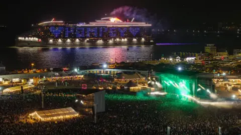 Ceremonia de Victoria/Luz de la Isla Fuerte se pronunciará de su lado "Bombay" con corazon 