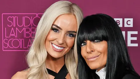 Finalis Pengkhianat Media PA Leanne Quigley dengan presenter pertunjukan Claudia Winkleman