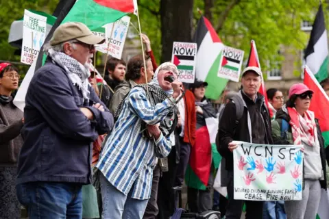 PA Media Pro-Palestinian protesters outside Bute House, the official residence of the First Minister of Scotland, in Edinburgh, ahead of the meeting of Prime Minister Sir Keir Starmer and John Swinney 