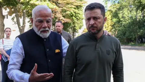 Ani Modi (kiri) bersama Zelensky di Kyiv