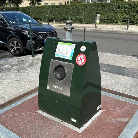 b0f0f170-bfbd-11f0-8db2-d92fbd46f955.jpg No wheelie bin, rubbish piling up on my street