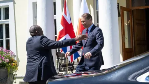 Il ministro degli Esteri polacco dell'EPA Radoslaw Sikorski (a destra) e il ministro degli Esteri britannico David Lammy (a sinistra) si salutano durante un incontro a Sobylin, Polonia, 7 luglio 2024