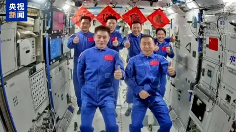 CCTV Na estação espacial Tiangong, a tripulação da Shenzhou 19 se encontrou com três outros astronautas que tripulavam a Shenzhou 18 