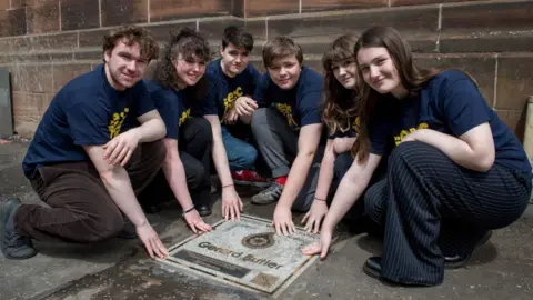 Fotografía digital pictórica Un grupo de estudiantes de teatro tocando una placa de mármol de Paisley Gerard Butler