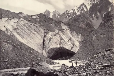 dag Samuel Bourne Ice Cave, Buspa Spring Albumine zilverdruk van nat collodion negatief (glasplaat), ca. 1860-1870