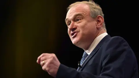 Getty Images Sir Ed Davey memberikan pidato