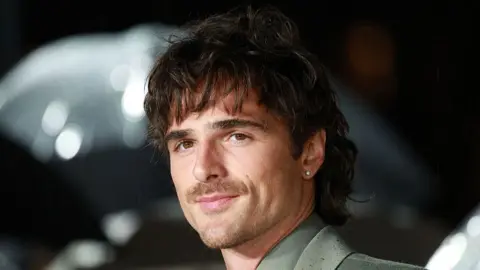 Jacob Elordi in a green suit attending the Wuthering Heights UK Premiere