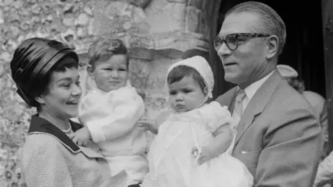 Getty Images Joan Ploughright dan Sir Laurence Olivier pada pembaptisan putri mereka Tamsin pada tahun 1963