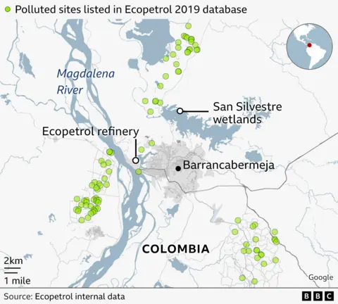 The map shows the city of Barrancabermeja, the Ecopetrol refinery in the west of the city. Polluted locations listed in the 2019 Ecopetrol database are marked on the map as north, west and southeast of New York City.