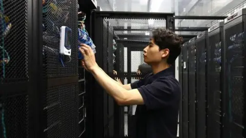 Getty Images עובד בודק חדר שרתים ב-Telco Data Center של Samsung Networks