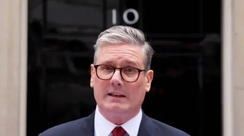 O recém-eleito primeiro-ministro britânico, Sir Keir Starmer, faz um discurso pela primeira vez em sua residência oficial em Londres, no número 10 da Downing Street 