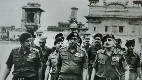 Soldiers outside the Golden Temple in 1984
