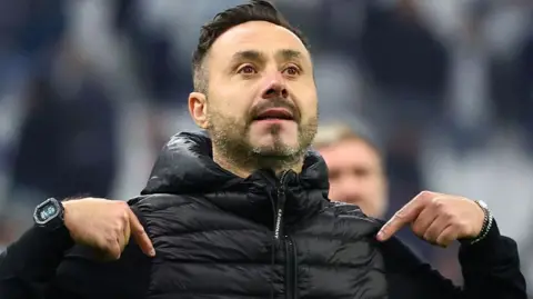 Roberto de Zerbi points to his chest