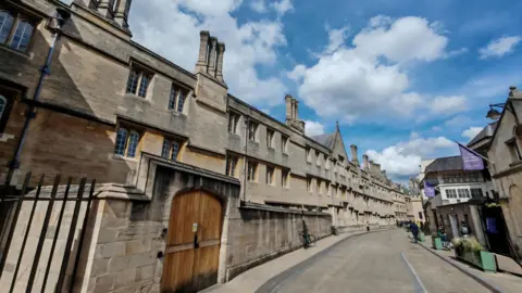 Elsie from the block Old buildings on the sides of the streets of Oxford