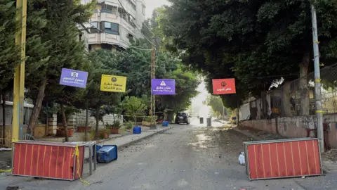 Dahieh'in bir bölümünün girişindeki EPA İşaretleri, Hizbullah'ın izni olmadan içeri girmenin veya fotoğraf çekmenin tehlikeli olduğu konusunda uyarıyor.