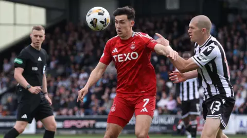 SNS Aberdeen's Jamie McGrath and St Mirren's Alex Gogic in action during the match between St Mirren and Aberdeen