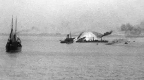 Getty Images The wreckage of the R38 airship after structural failure during its fourth test flight with the American Navy over the Humber Estuary ended in disaster.