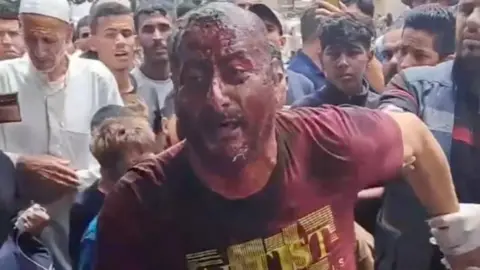 UGC In een virale video werd een gewonde man in Gaza gefilmd terwijl hij de leiding van Hamas aanviel 