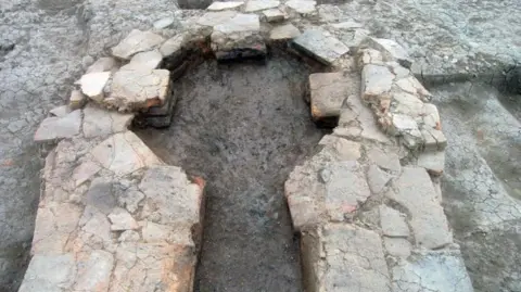 Oxford Archaeology Roman tile-hearth built for salt evaporation at Stanford Nature Reserve