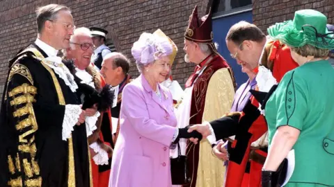 Getty Images Queen Elizabeth shaking hands with Alderman Finch, sheriff of the City of London, on 9 May 2000.