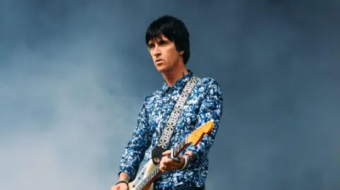 BBC Johnny Marr se apresentando no Other Stage no Glastonbury Festival 2019 em 29 de junho de 2019