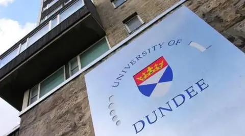 A sign saying University of Dundee attached to a wall