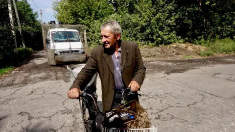 Darren Conway/BBC Bilozer é um homem velho em sua bicicleta