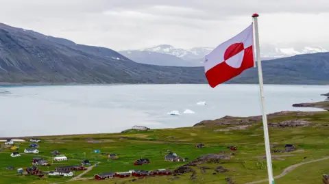 Reuters Bendera Greenland berkibar di atas pemukiman Igaliku