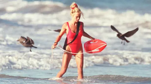 Getty Images Uma foto de 1995 de Pamela Anderson atirando Baywatch