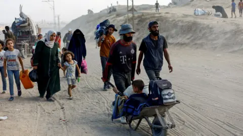 Reuters Displaced Palestinians flee northern Gaza on foot as Israeli ground forces push into Gaza City (17 September 2025)